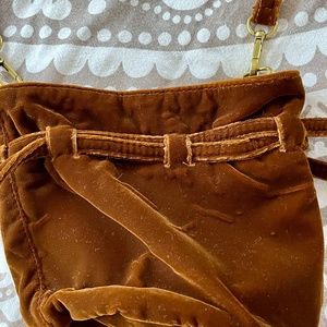 Madewell The Florence Velvet Crossbody Bag in Burnt Cedar Brown